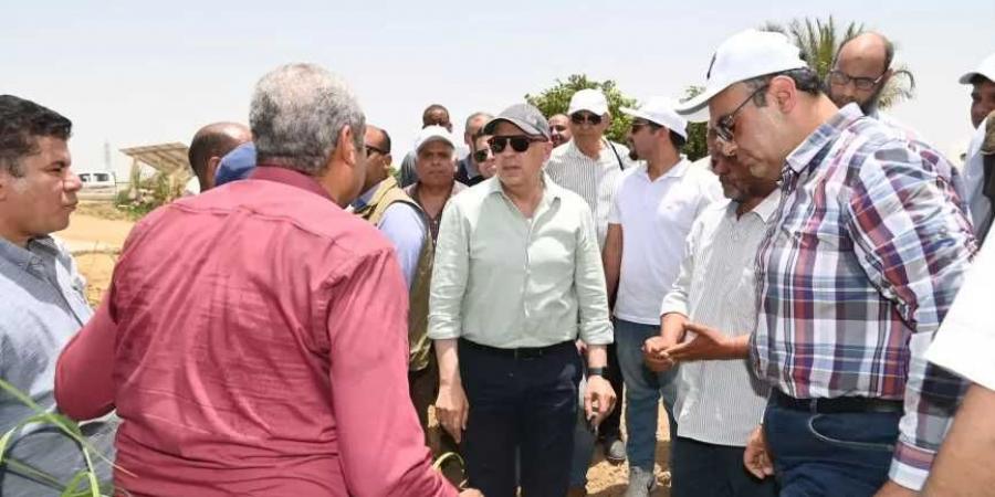 وزير الري يتفقد موقع المنطقة التجريبية لاستخدام الرى الحديث فى مزارع قصب السكر بأسوان