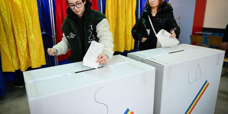 الرومانيون يتوجهون إلى مراكز الاقتراع في جولة إعادة الانتخابات الرئاسية
