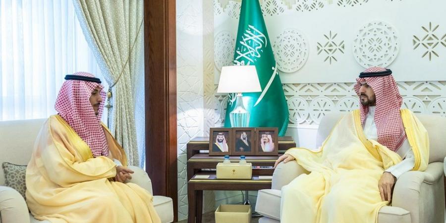 نائب أمير الشرقية يطّلع على أهداف نادي المسؤولية الاجتماعية وبرامجه بالمنطقة