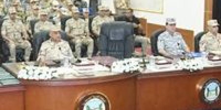 الفريق أول  عبدالمجيد صقر القائد العام للقوات المسلحة وزير الدفاع والإنتاج الحربى يشهد تنفيذ المرحلة الرئيسية لمشروع مراكز القيادة التعبوى للمنطقة الغربية العسكرية