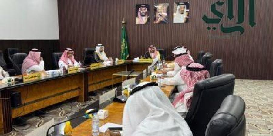 "الشكره" يترأس اجتماع المجلس المحلي بمحافظة بيش