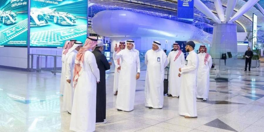 وزير النقل يقف على جاهزية مطار الملك عبدالعزيز الدولي لمرحلة مغادرة الحجاج