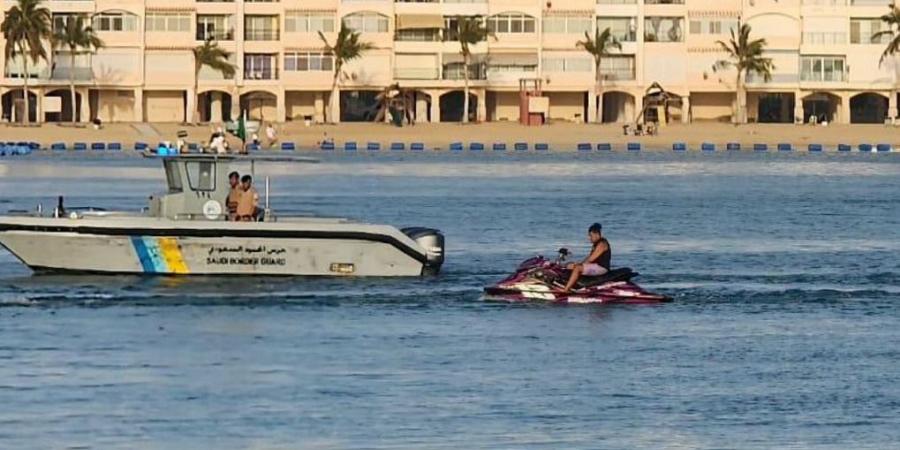 حرس الحدود: إنقاذ مواطن في جدة تعطلت واسطته البحرية بعرض البحر