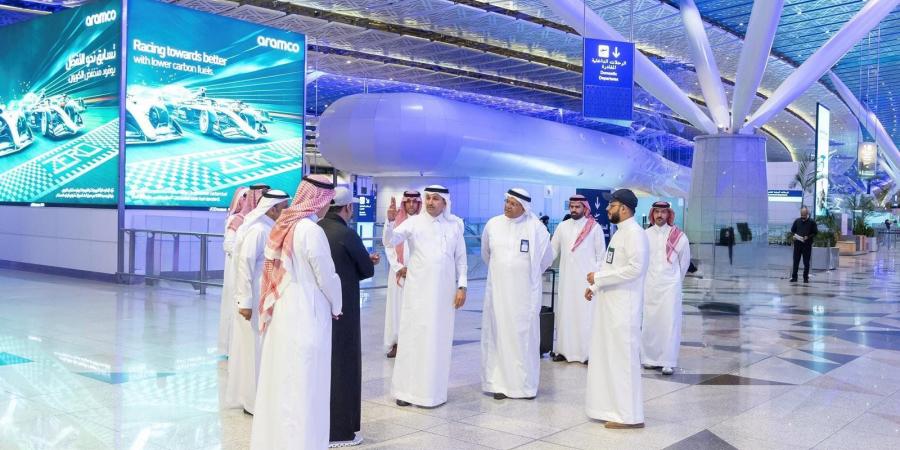 وزير النقل يقف على جاهزية مطار المؤسس لمرحلة مغادرة الحجاج