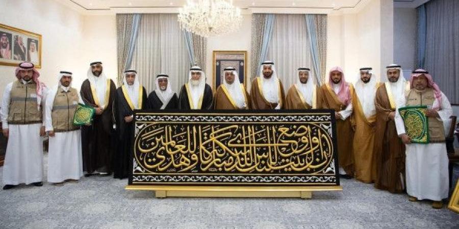 تسليم كسوة الكعبة لسدنة بيت الله الحرام
