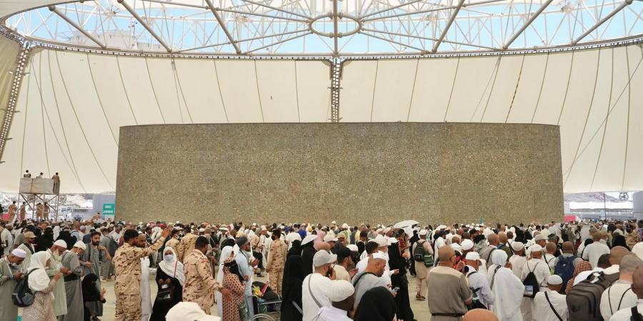 حُجّاج بيت الله الحرام يرمون الجمرات الثلاث في ثاني أيام التشريق