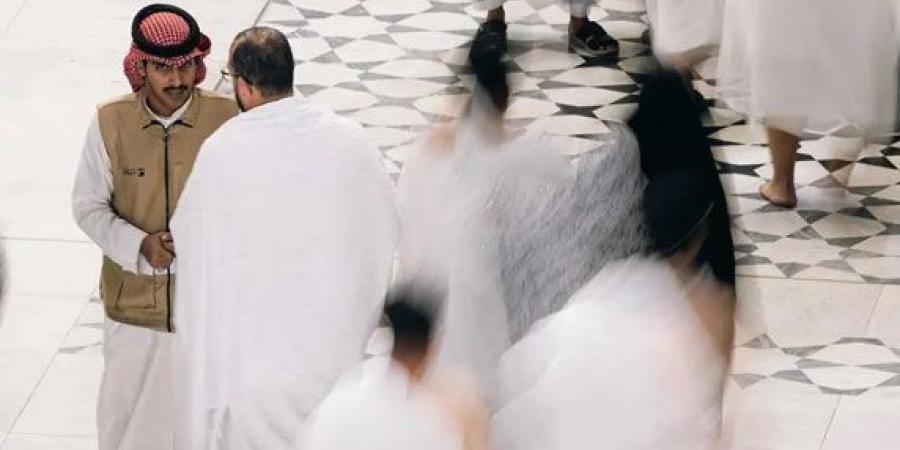 تقديم تجربة مريحة للقاصدين وتسهيل حركة المصلين.. 1.2 مليون مستفيد من الفرق الراجلة بالمسجد الحرام