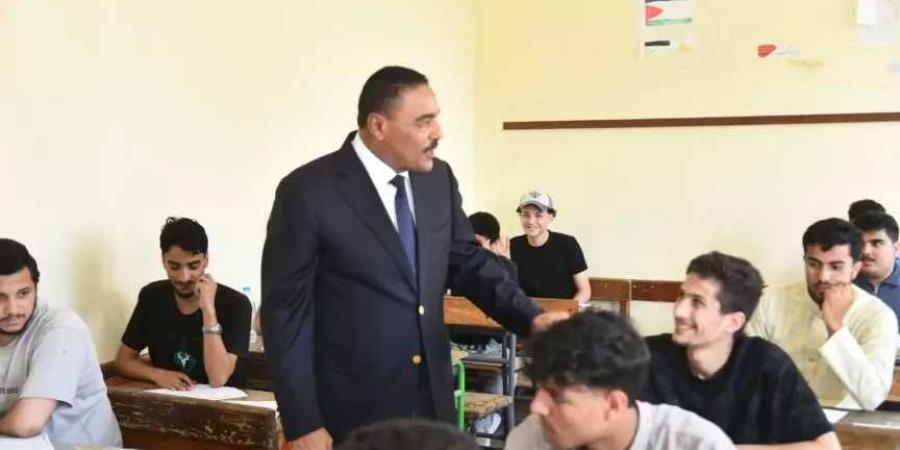 محافظ مطروح يتفقد لجان امتحانات الثانوية العامة