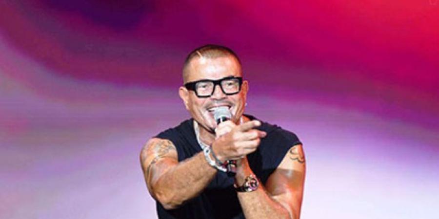 عمرو دياب يتألق في مهرجان العلمين: "دي أهم حفلاتي في الصيف".. والجمهور يشتعل تفاعلًا