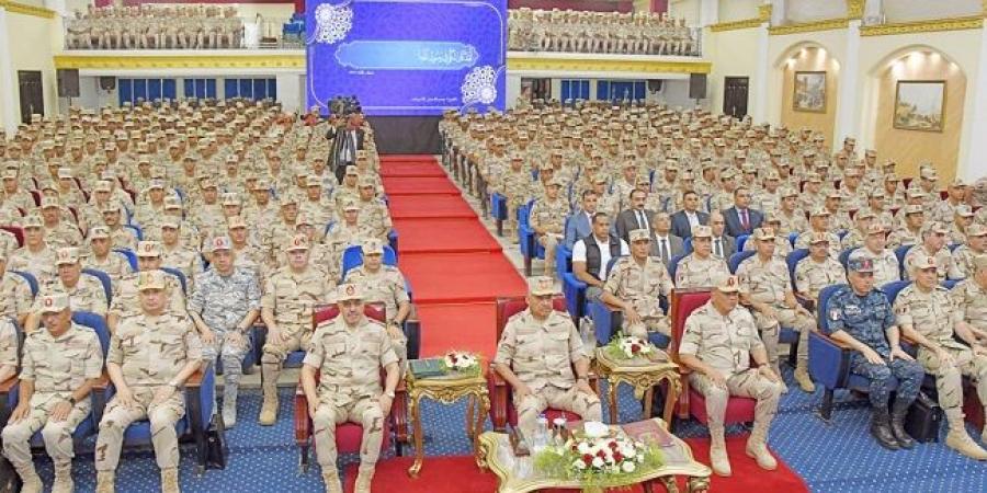 وزير الدفاع يلتقى عددا من مقاتلى المنطقة الجنوبية العسكرية