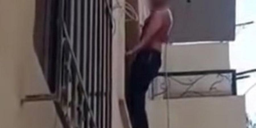 ملابسات قيام شخص بممارسة البلطجة والتعدى على والده بالجيزة