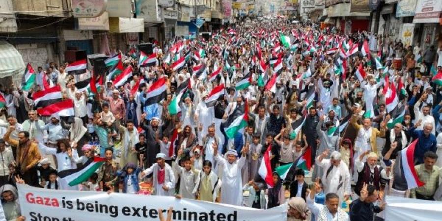 تعز.. وقفة إحتجاجية حاشدة تنديدًا باستمرار مجازر الإبادة في غزة