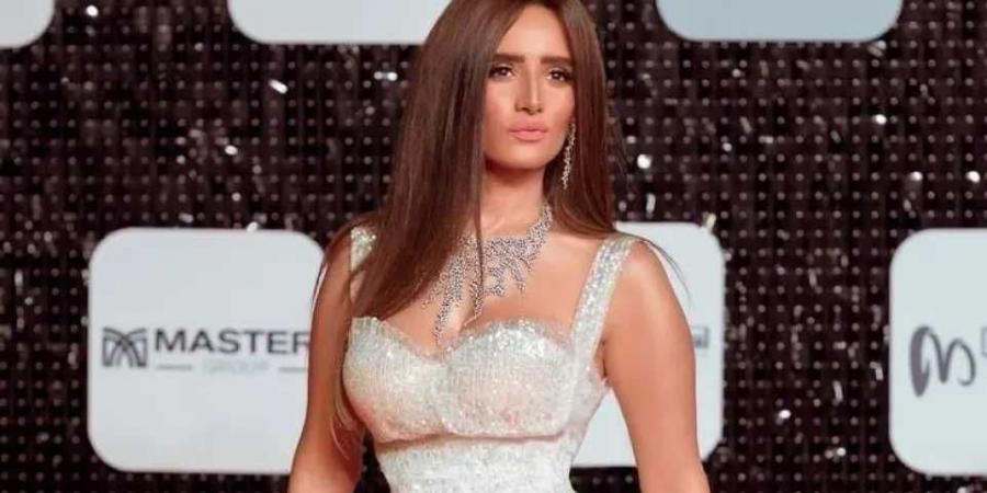 زينة تجسد شخصية مذيعة في مسلسل ورد وشوكولاتة