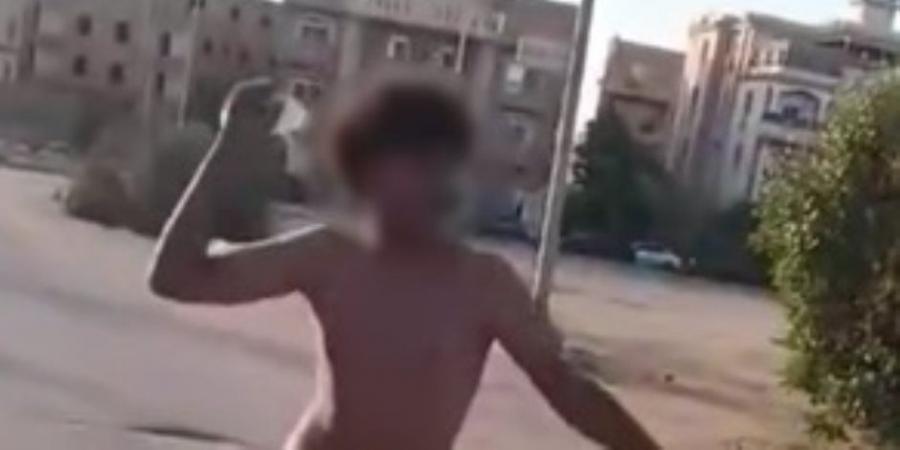 كشف ملابسات فيديو يتضمن قيام أحد الأشخاص بممارسة أعمال البلطجة والتعدى على والده بالتبنى وأسرته بالجيزة