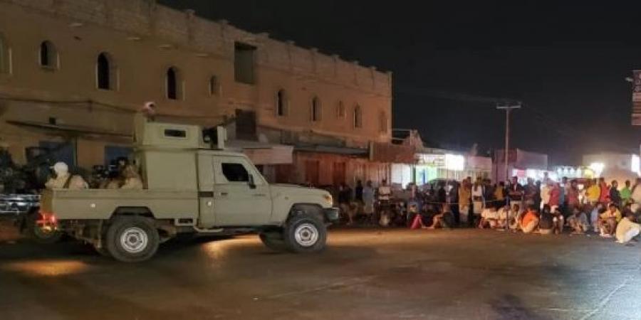 حضرموت.. محتجون يعيدون إغلاق الخط الدولي غربي تريم