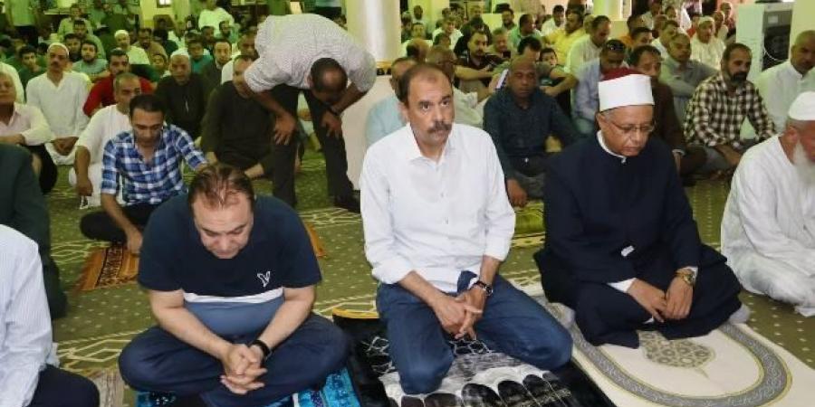 محافظ سوهاج يؤدي صلاة الجمعة بمسجد الشرطة بمدينة ناصر