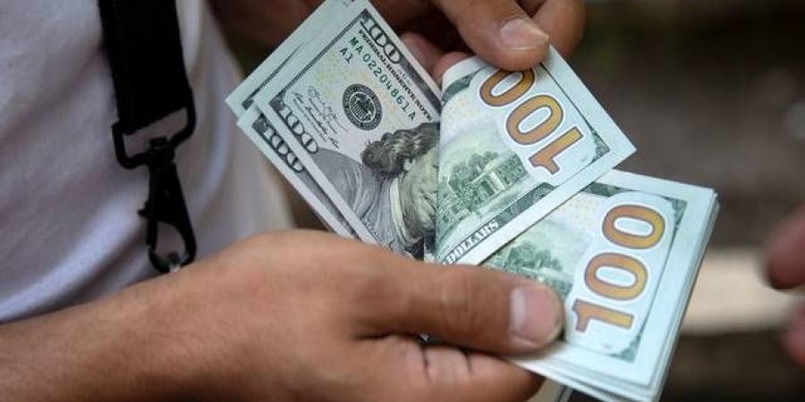 الدولار يتراجع مع ترقب الأسواق لتعيين جديد في الفيدرالي