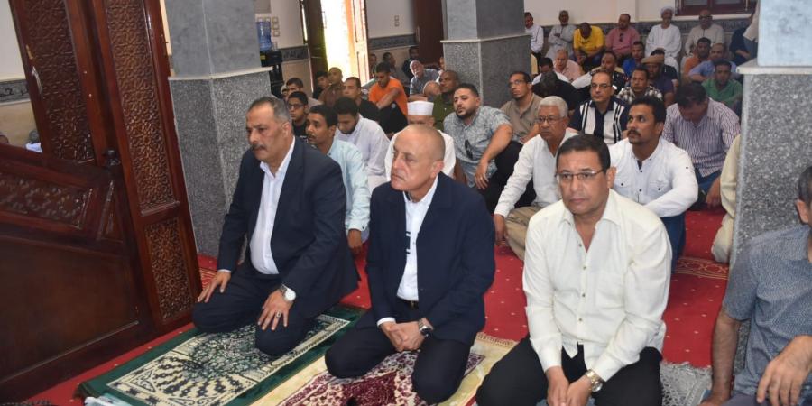 محافظ الأقصر يؤدي صلاة الجمعة بمسجد شركة مياه الشرب والصرف الصحى 