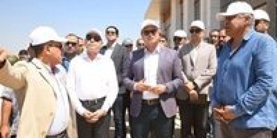 وزير الإسكان ومحافظ القاهرة يتفقدان مكونات مشروع حدائق "تلال الفسطاط" بمنطقة مصر القديمة