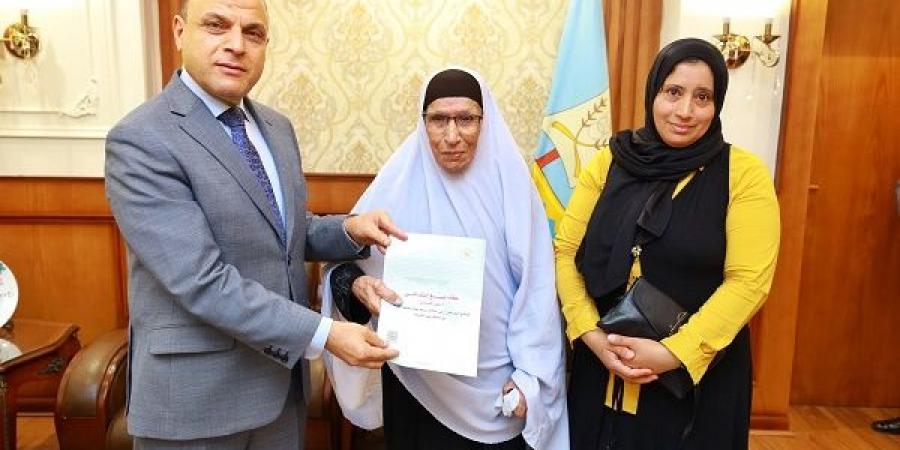 محافظ كفرالشيخ يُسلم 11عقد تقنين أراضى أملاك دولة للمستفيدين