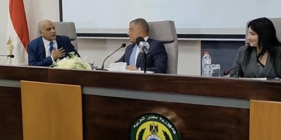أكرم يدعو لتمكين المرأة والشباب وتوطين الصناعة في منتدى اقتصادي