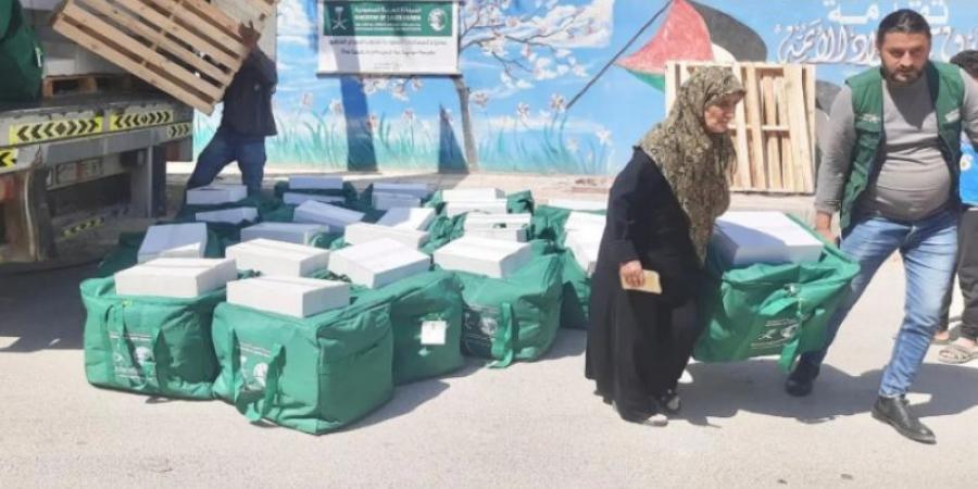 سلمان للإغاثة يوزّع 345 كرتون تمر للنازحين من محافظة السويداء إلى درعا