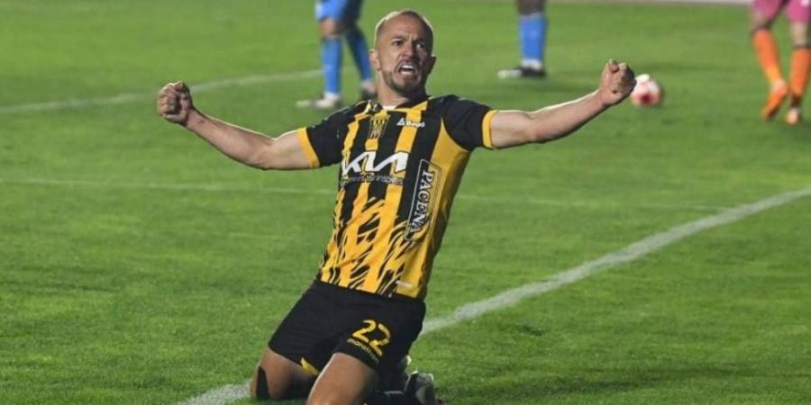 احتفال يتحول لكارثة.. إصابة خطرة للاعب باراغوياني بالمفرقعات بعد تسجيل هدف حاسم