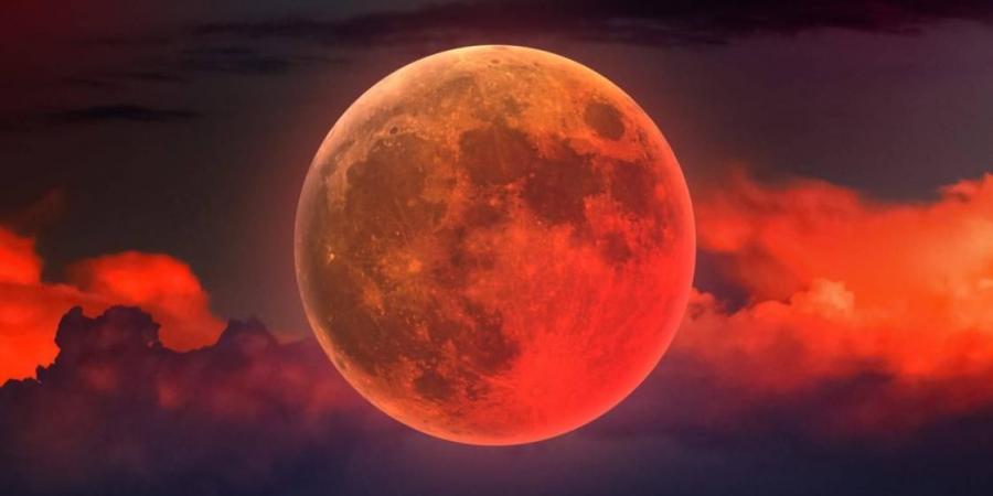 القمر الدموي يزيّن السماء العربية في سبتمبر
