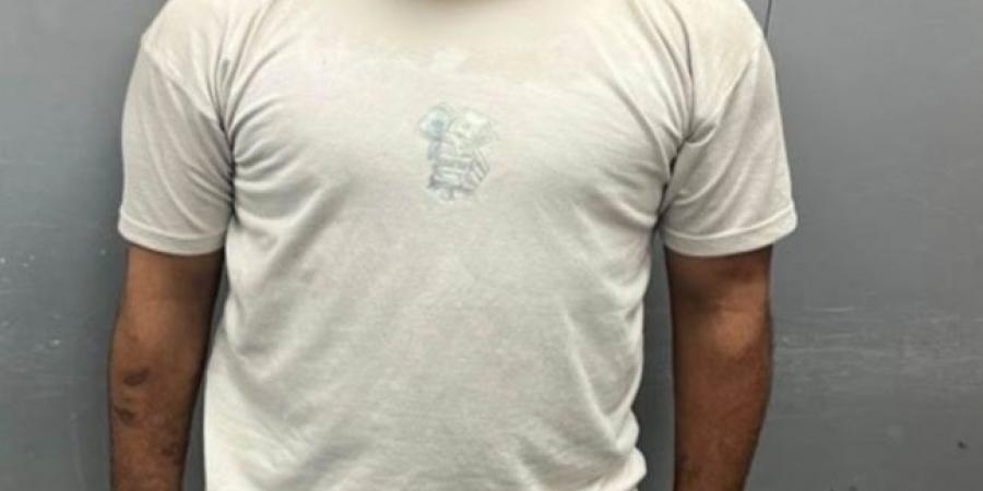 ضبط عاطل تعدى على عامل بمحل عطارة بالقاهرة 