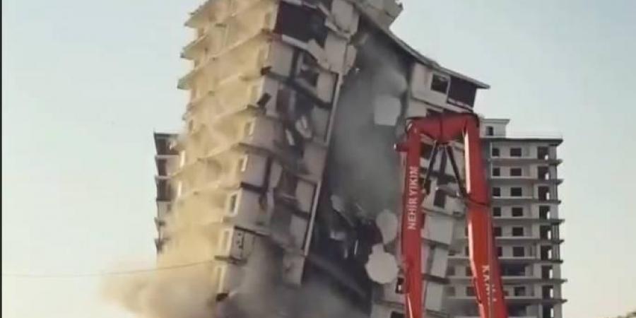 انهيار مبنى متضرر في كهرمان التركية يودي بحياة عامل