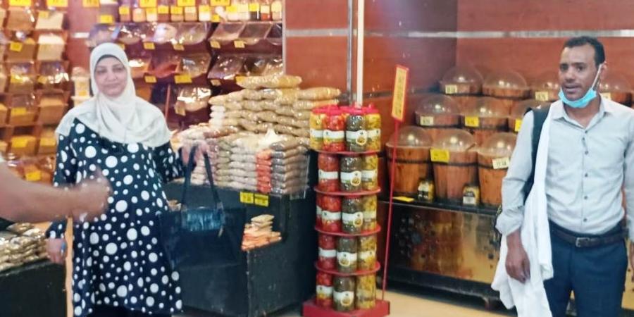 مواصلة الحملات التفتيشية على المنشآت التجارية لضبط الأسواق بأسوان