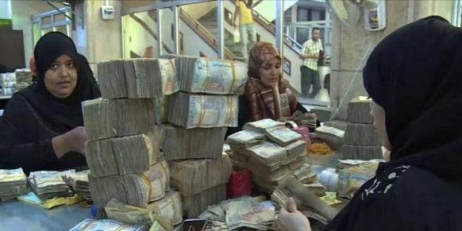 الحوثيون يعلنون صرف نصف راتب للموظفين بمناطق سيطرتهم