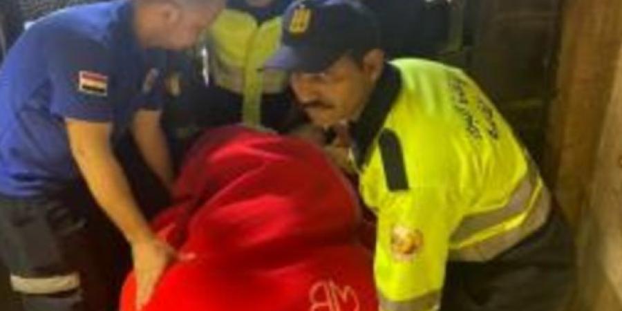 أمن القاهرة ينقل عجوز غير قادرة على الحركة إلى المستشفى 