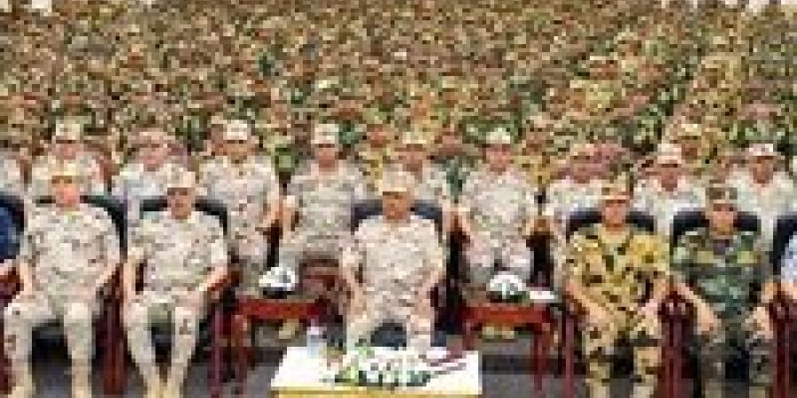 وزير الدفاع والإنتاج الحربى يلتقى بعدد من مقاتلى القوات الخاصة من المظلات والصاعقة