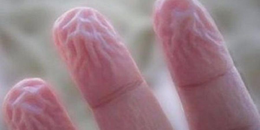 سر تجعد الأصابع في الماء