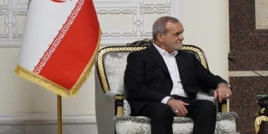 الرئيس الإيراني يؤكد استمرار المحادثات مع أمريكا ويعلن عدم الخوف من تهديدات ترامب