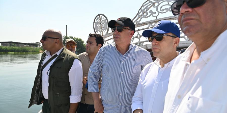 وزير الري يتابع على الطبيعة حالة نهر النيل فرع رشيد وجسوره 
