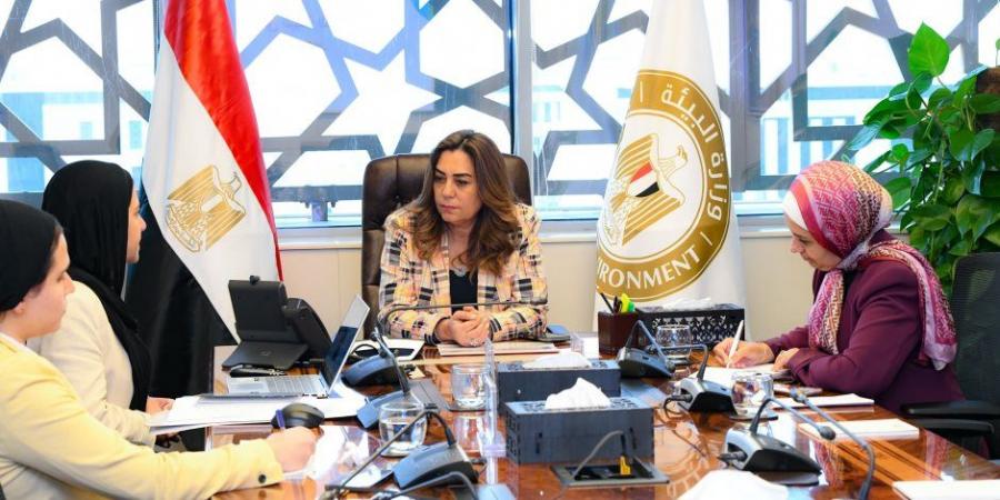 وزيرة التنمية المحلية والقائم بأعمال وزيرة البيئة تستعرض ملفًا حول المشروعات التي تنفذها وزارة البيئة من خلال مرفق البيئة العالمية