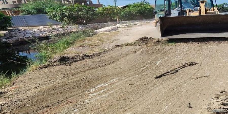 محافظ أسيوط: رفع نواتج تطهير الترع بطريق الكوم الاحمر