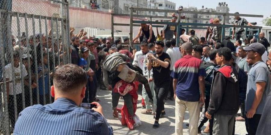 استشهاد طفل باستهداف الاحتلال منتظري المساعدات وسط القطاع