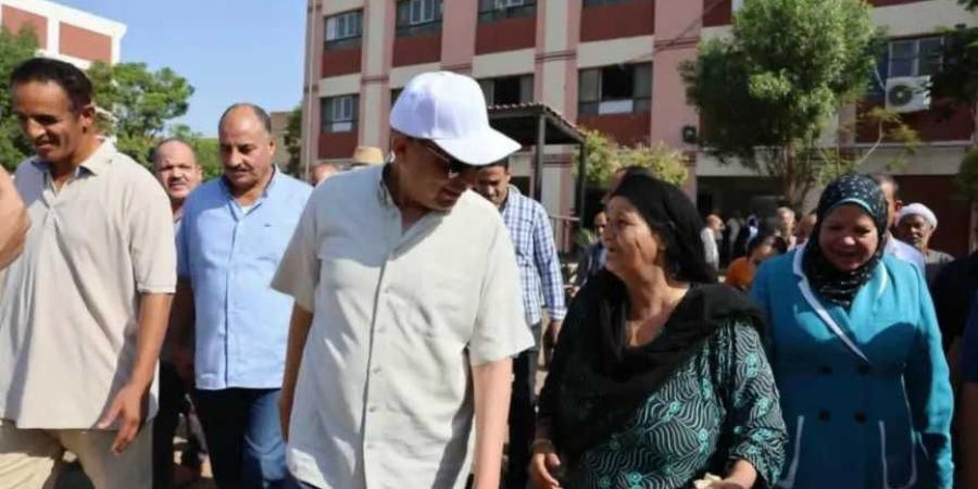 محافظ المنيا يستمع لمطالب أهالي بني مزار ويوجه بمساعدات عاجلة وخدمات إنارة شاملة