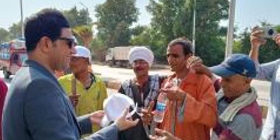 نائب محافظ سوهاج يوزع مواد غذائية و مياه وأغطيةعلى عمال النظافة