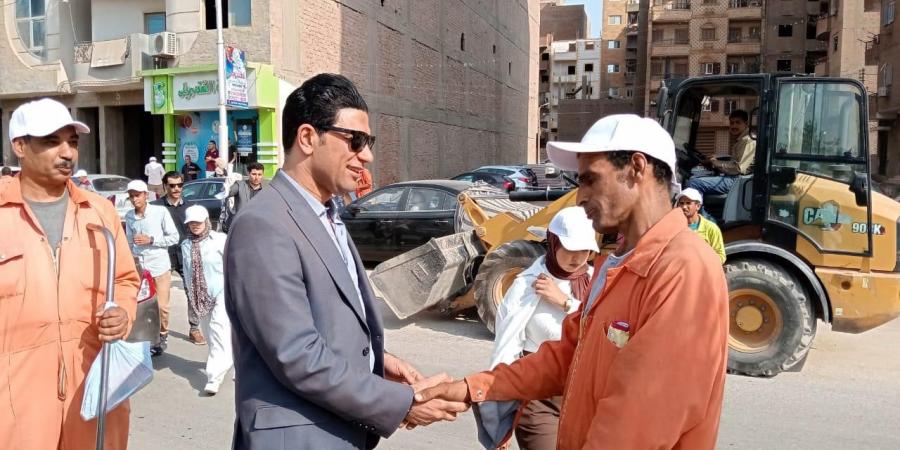 "عبدالهادي"يوزع موادغذائيةوزجاجات مياه وأغطيةرأس على عمال النظافة