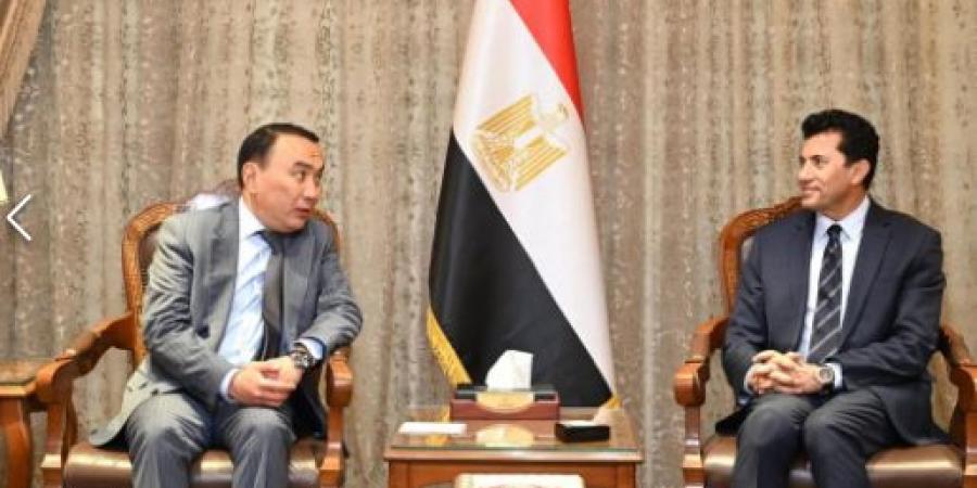 وزير الشباب والرياضة وسفيركزاخستان يجتمعان لتعزيزالتعاون المشترك
