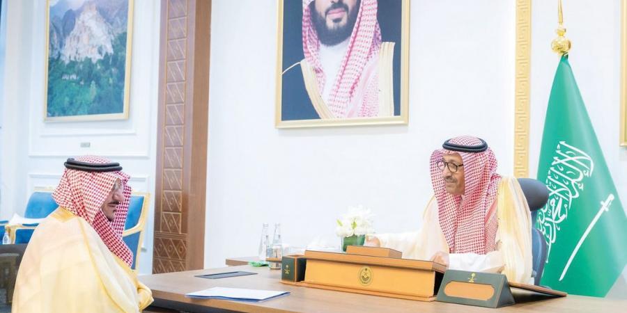 حسام بن سعود يطلع على برامج جامعة الباحة
