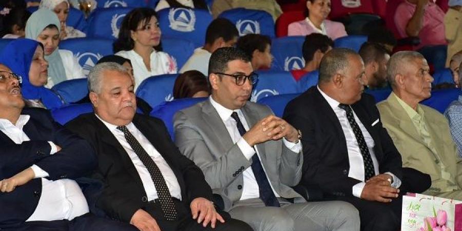 تكريم مديرعام الشئون التنفيذية والخدمات بمديرية التربية والتعليم