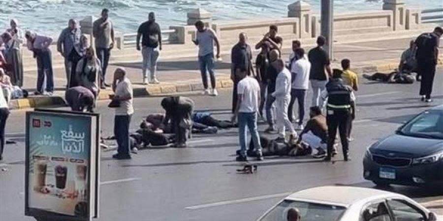 حادث مروع في مصر.. سيارة تدهس 9 من أسرة واحدة بينهم أطفال في الإسكندرية