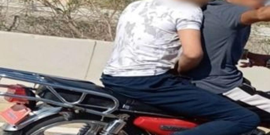 حقيقة ادعاءات قيام شخصين يستقلان دراجة نارية بسرقة هاتف محمول