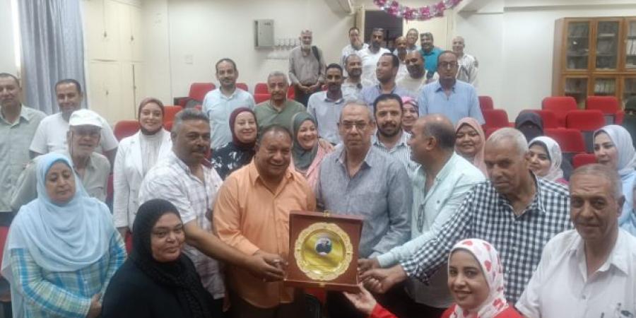 تعليم السويس يودع ياسر محمود بالاحتفال والتكريم