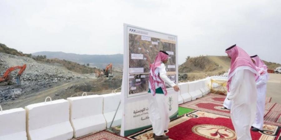 أمير الباحة يتفقد مشروع الطريق الدائري السادس